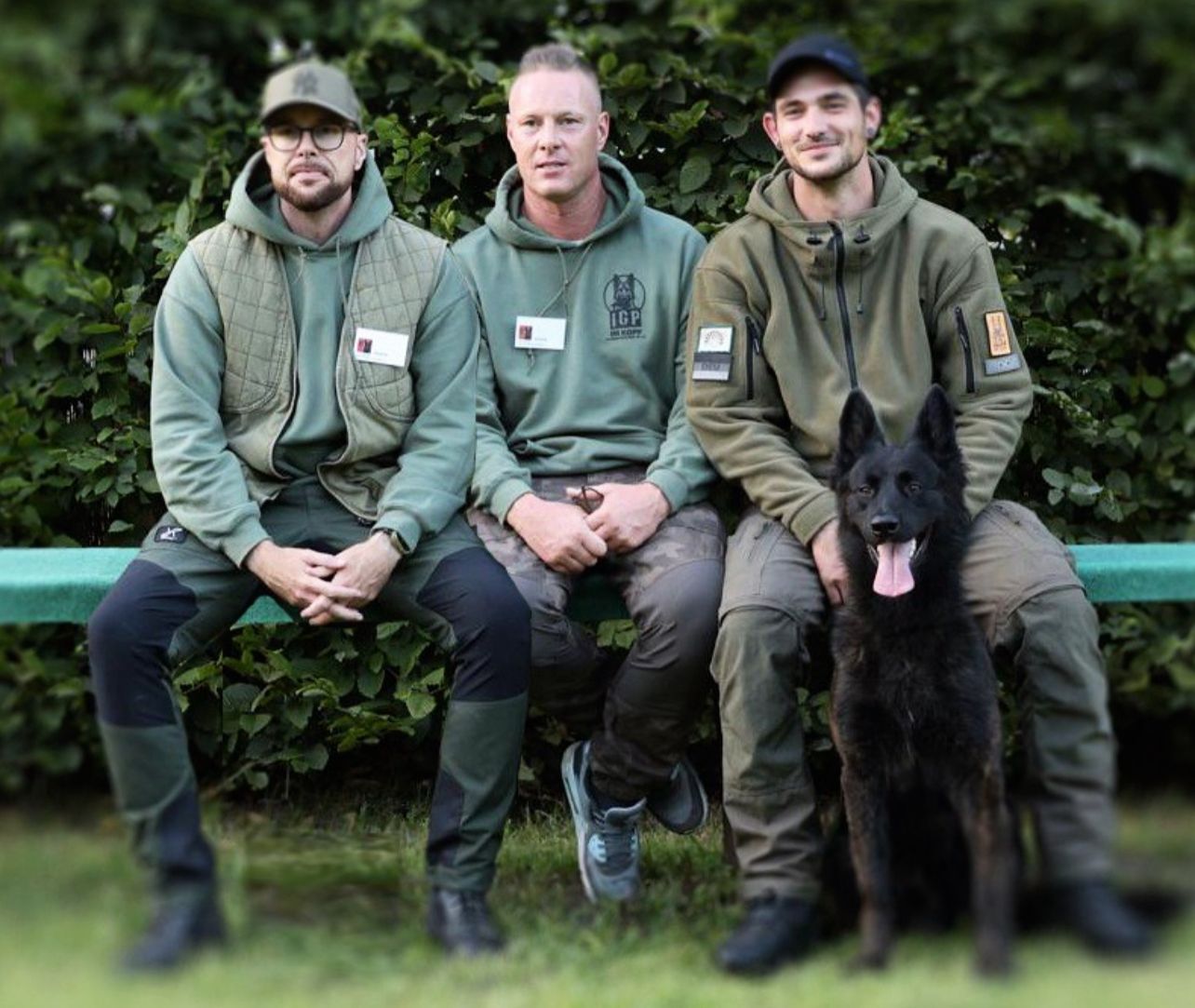 Die drei Macher des Podcasts „IGP im Kopf“ gemeinsam abgebildet – Austausch über IGP, Gebrauchshundetraining und Ausbildung im Hundesport