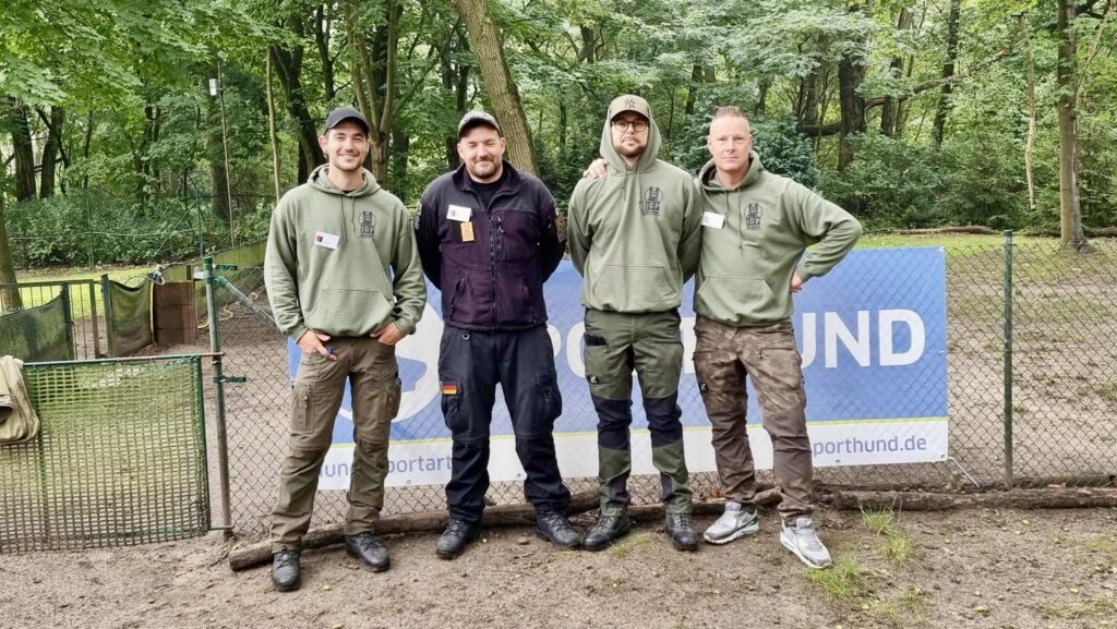 Die drei Macher des Podcasts „IGP im Kopf“ gemeinsam abgebildet – Austausch über IGP, Gebrauchshundetraining und Ausbildung im Hundesport