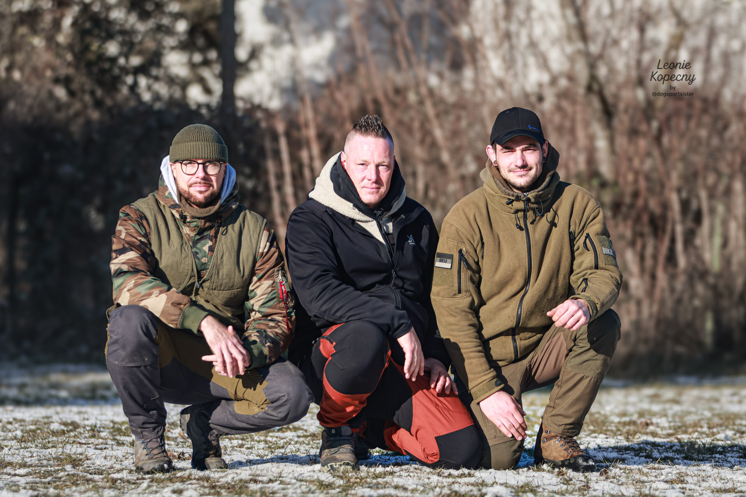 Die drei Macher des Podcasts „IGP im Kopf“ gemeinsam abgebildet – Austausch über IGP, Gebrauchshundetraining und Ausbildung im Hundesport